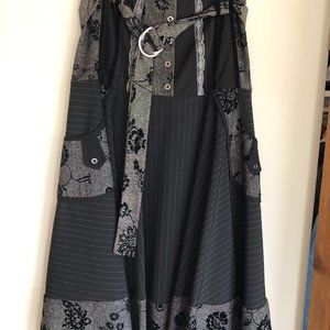 Full black skirt with pockets